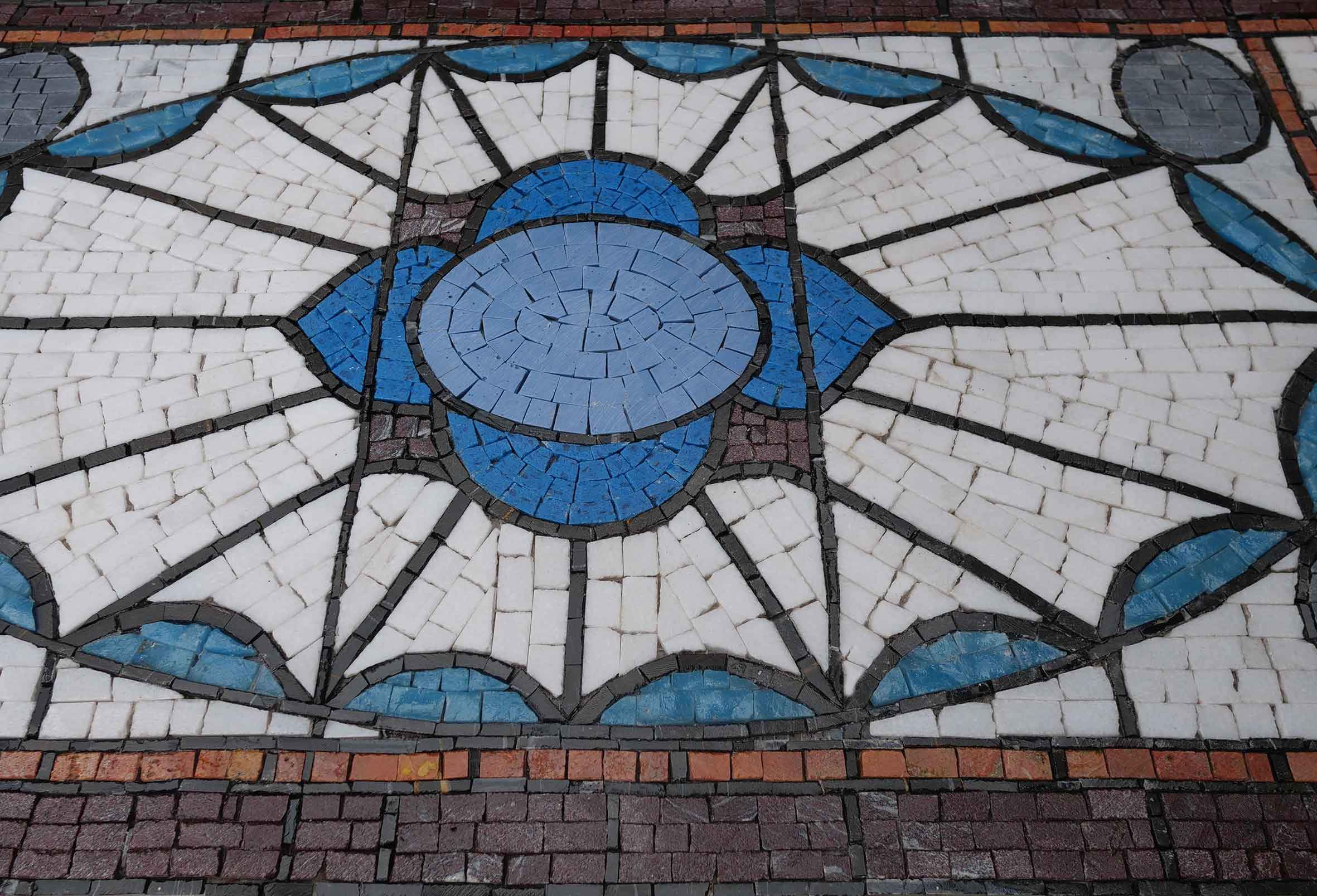 Window Inspi Art - Glass Floral Mosaic Tile - 80cm x 40cm (31'' x 16'')" - Mesh Backing - Image 2